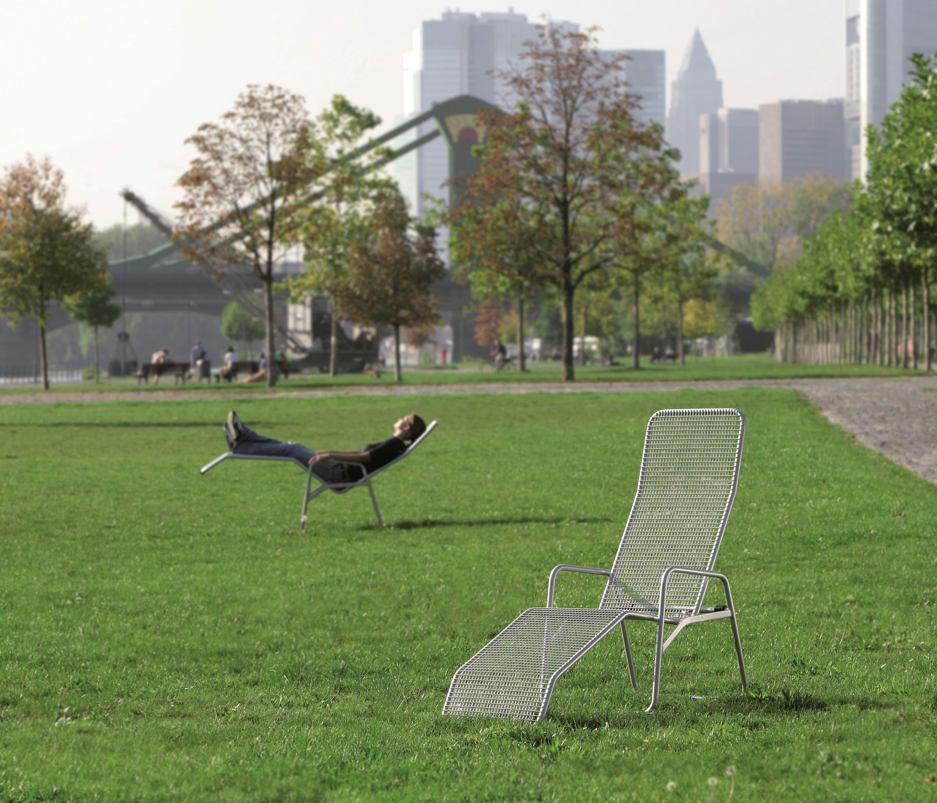 Modulare Fahrradbarriere aus Metall in Schwarz-Grau am urbanen Uferweg, mit Fahrrad-Symbol