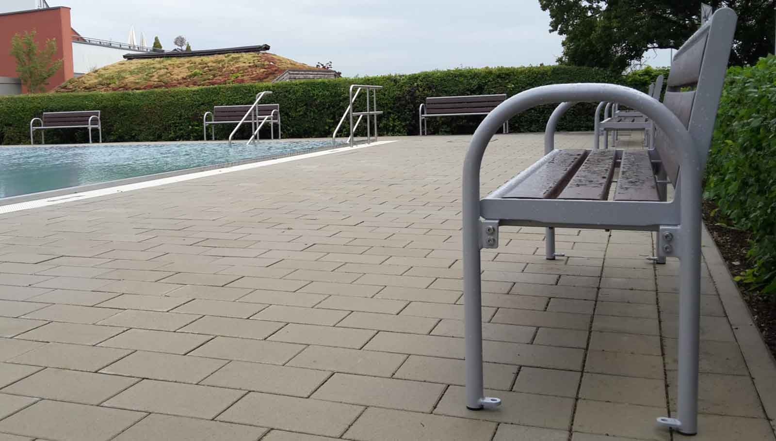 Modulare Fahrradbarriere aus Metall in Schwarz-Grau am urbanen Uferweg, mit Fahrrad-Symbol