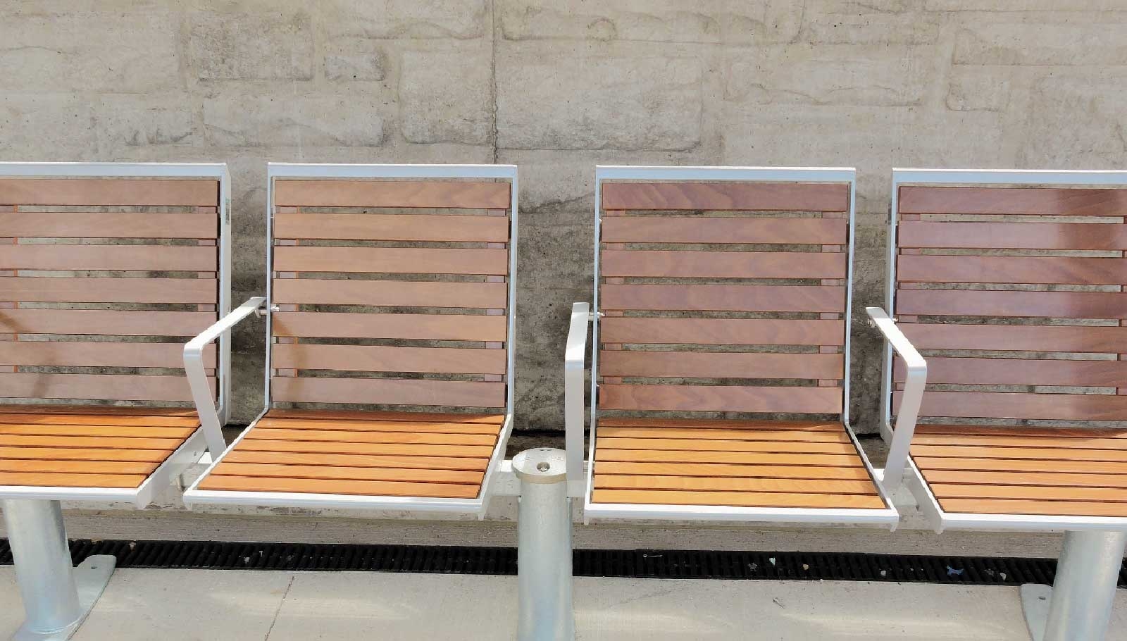 Modulare Fahrradbarriere aus Metall in Schwarz-Grau am urbanen Uferweg, mit Fahrrad-Symbol