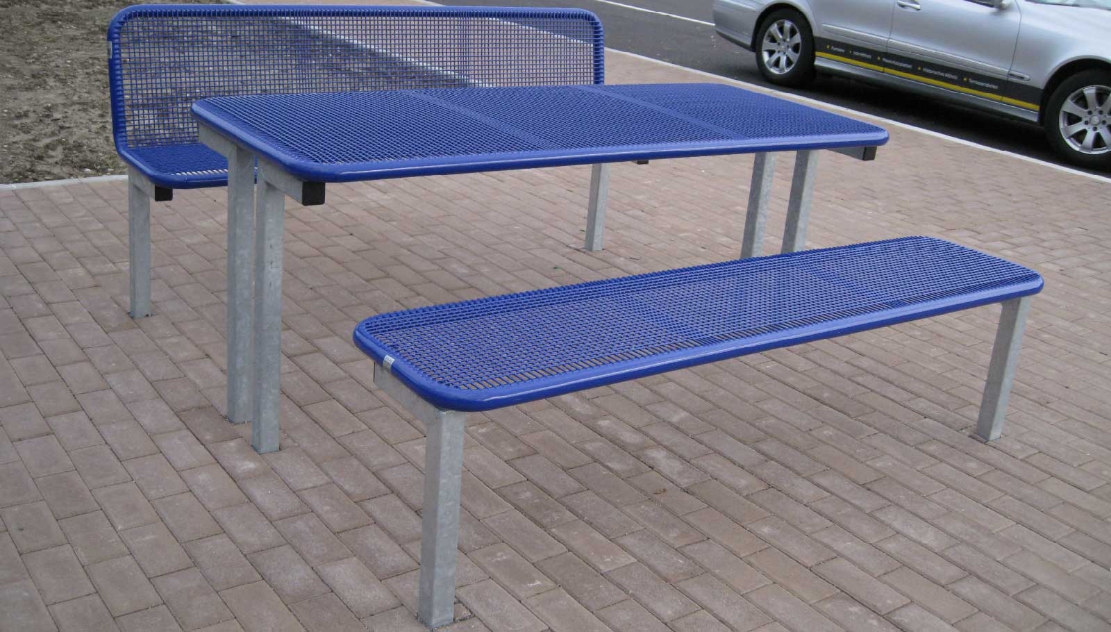 Modulare Fahrradbarriere aus Metall in Schwarz-Grau am urbanen Uferweg, mit Fahrrad-Symbol