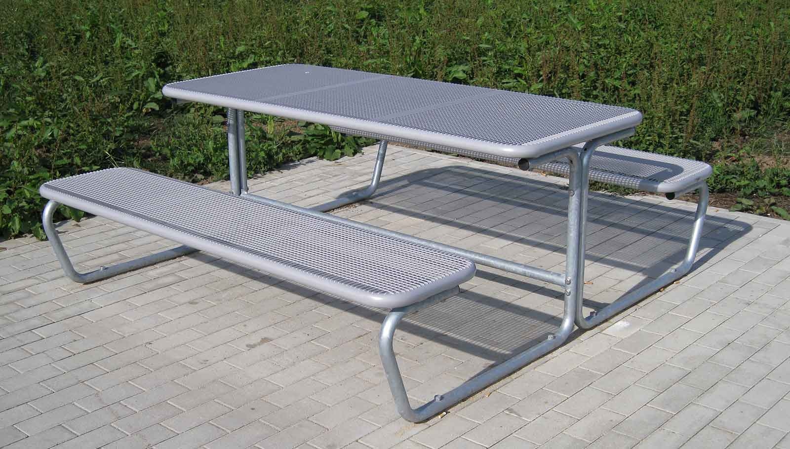 Modulare Fahrradbarriere aus Metall in Schwarz-Grau am urbanen Uferweg, mit Fahrrad-Symbol