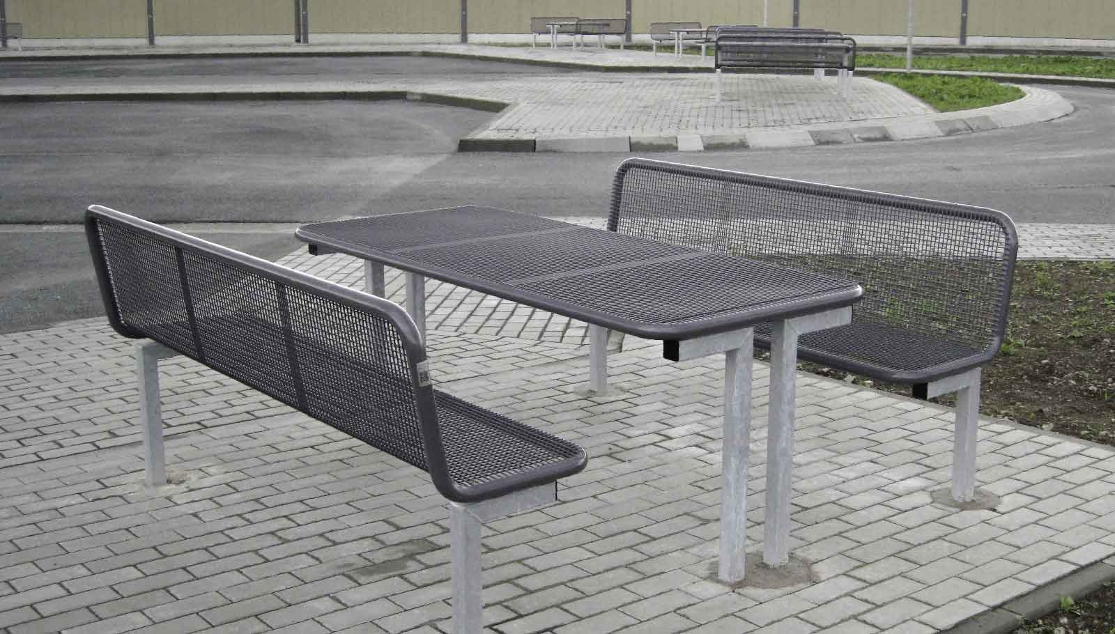 Modulare Fahrradbarriere aus Metall in Schwarz-Grau am urbanen Uferweg, mit Fahrrad-Symbol