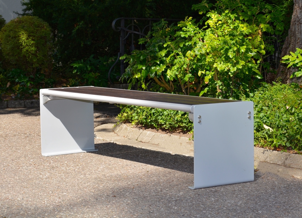 Modulare Fahrradbarriere aus Metall in Schwarz-Grau am urbanen Uferweg, mit Fahrrad-Symbol