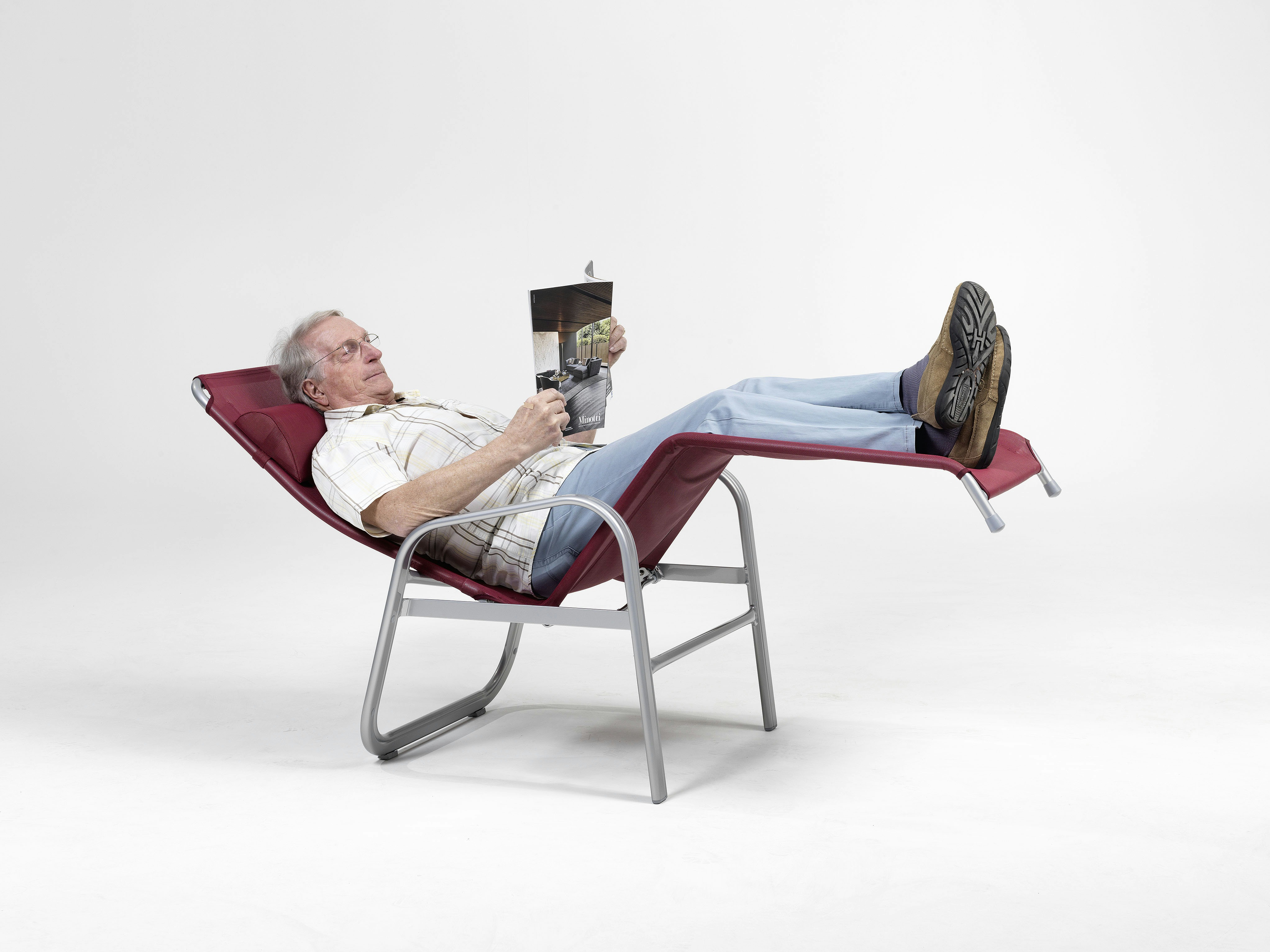 Modulare Fahrradbarriere aus Metall in Schwarz-Grau am urbanen Uferweg, mit Fahrrad-Symbol