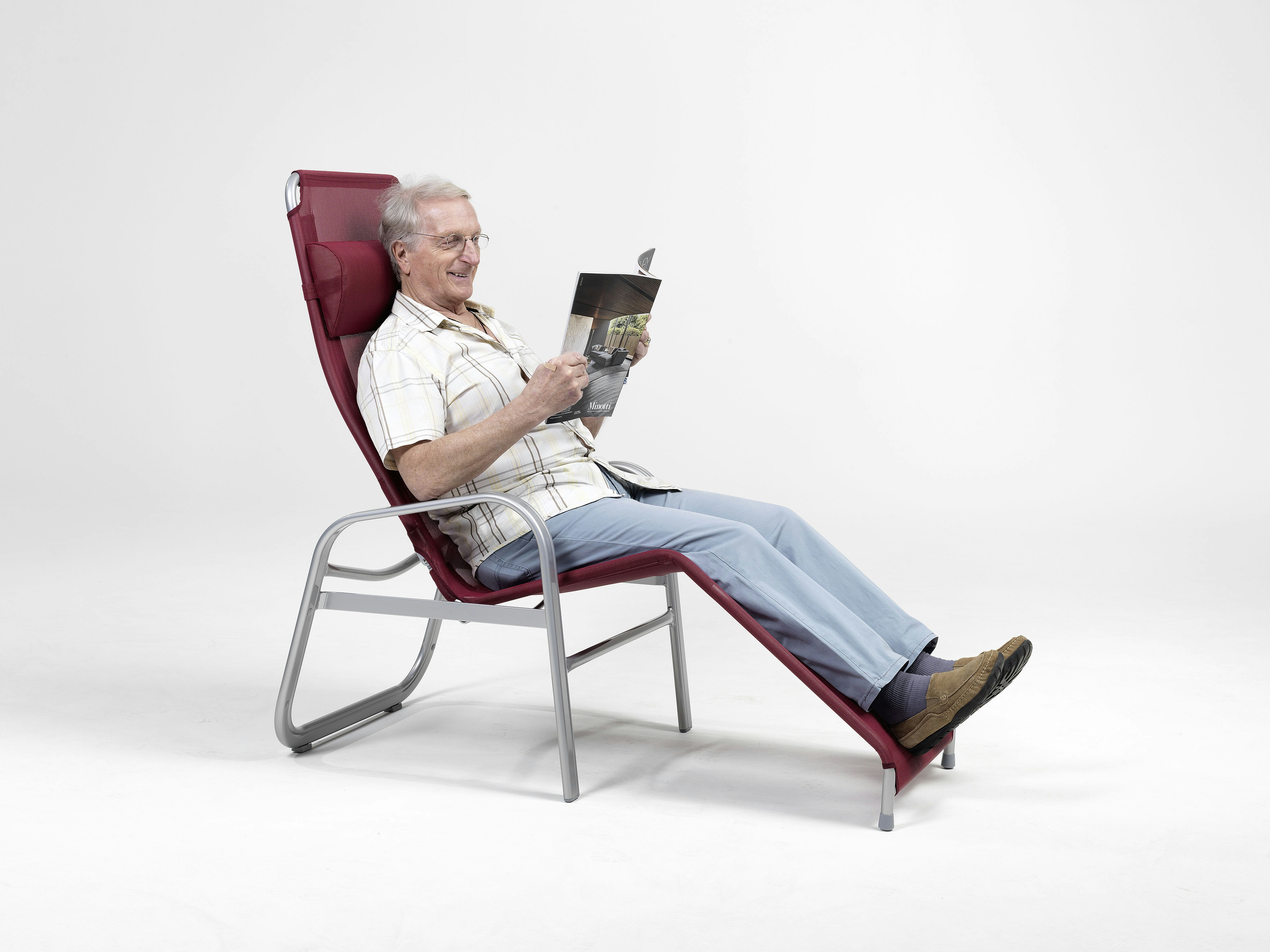 Modulare Fahrradbarriere aus Metall in Schwarz-Grau am urbanen Uferweg, mit Fahrrad-Symbol