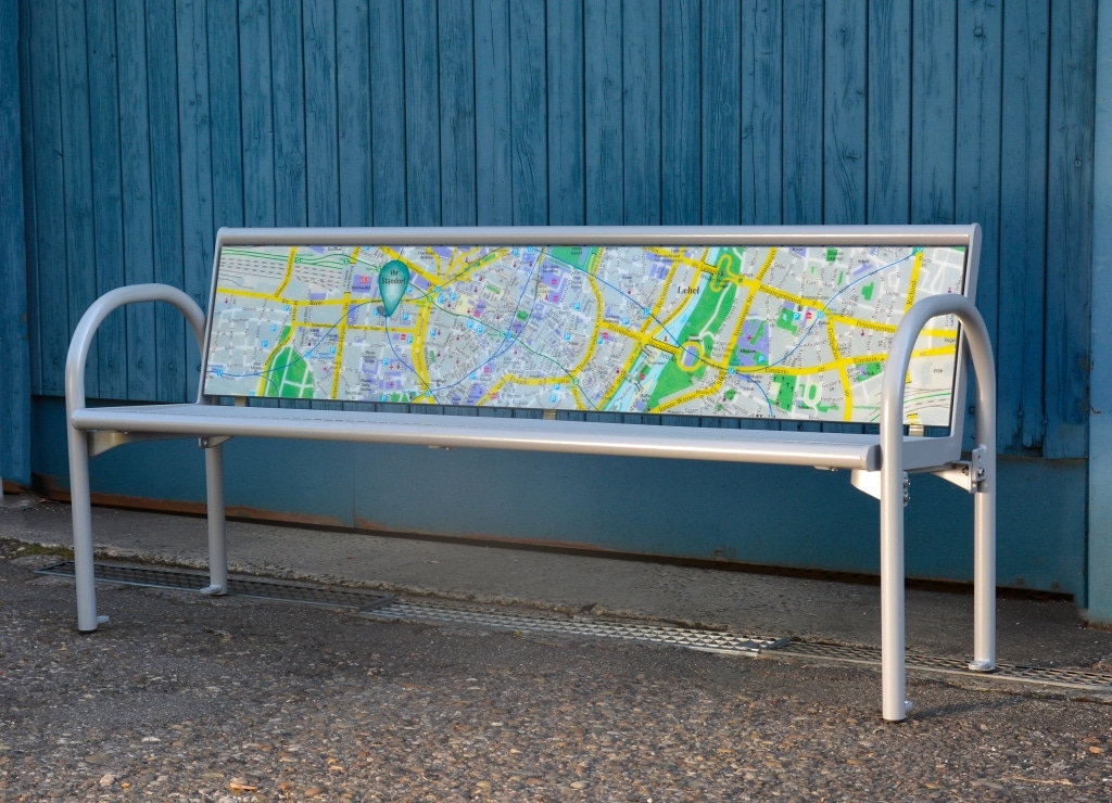 Modulare Fahrradbarriere aus Metall in Schwarz-Grau am urbanen Uferweg, mit Fahrrad-Symbol