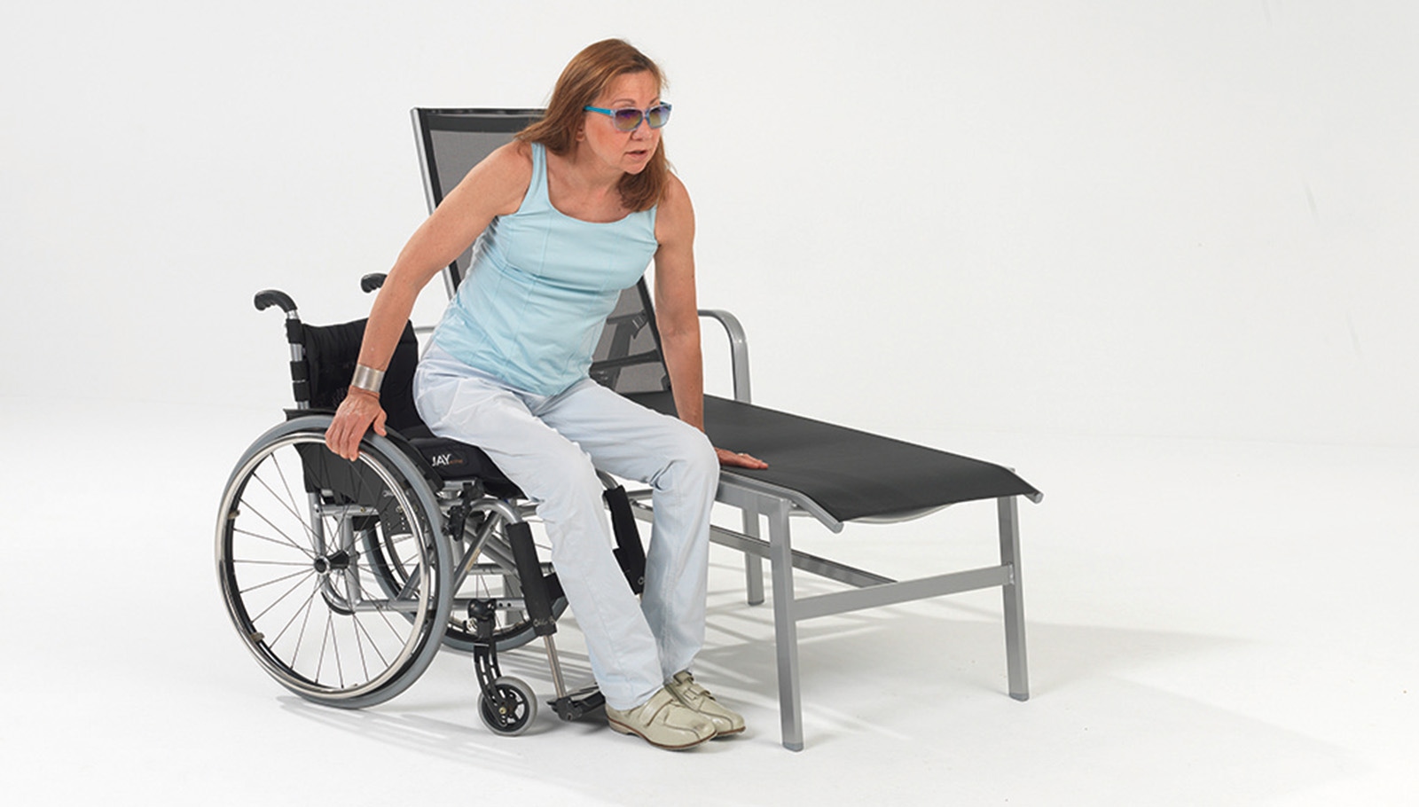 Modulares Fahrradparkhaus in Schwarz-Weiß vor moderner Stadtlandschaft; Fahrradsymbol auf der Seitenfront