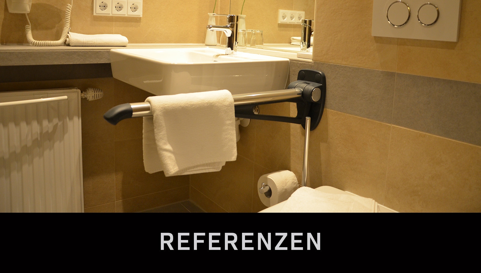 Modulares Fahrradparkhaus in Schwarz-Weiß vor moderner Stadtlandschaft; Fahrradsymbol auf der Seitenfront