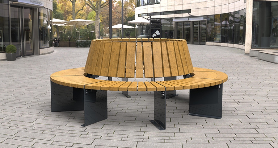 U-förmige Holzbank auf dunklem Metallgestell, Outdoor-Sitzbank vor Glasfassade