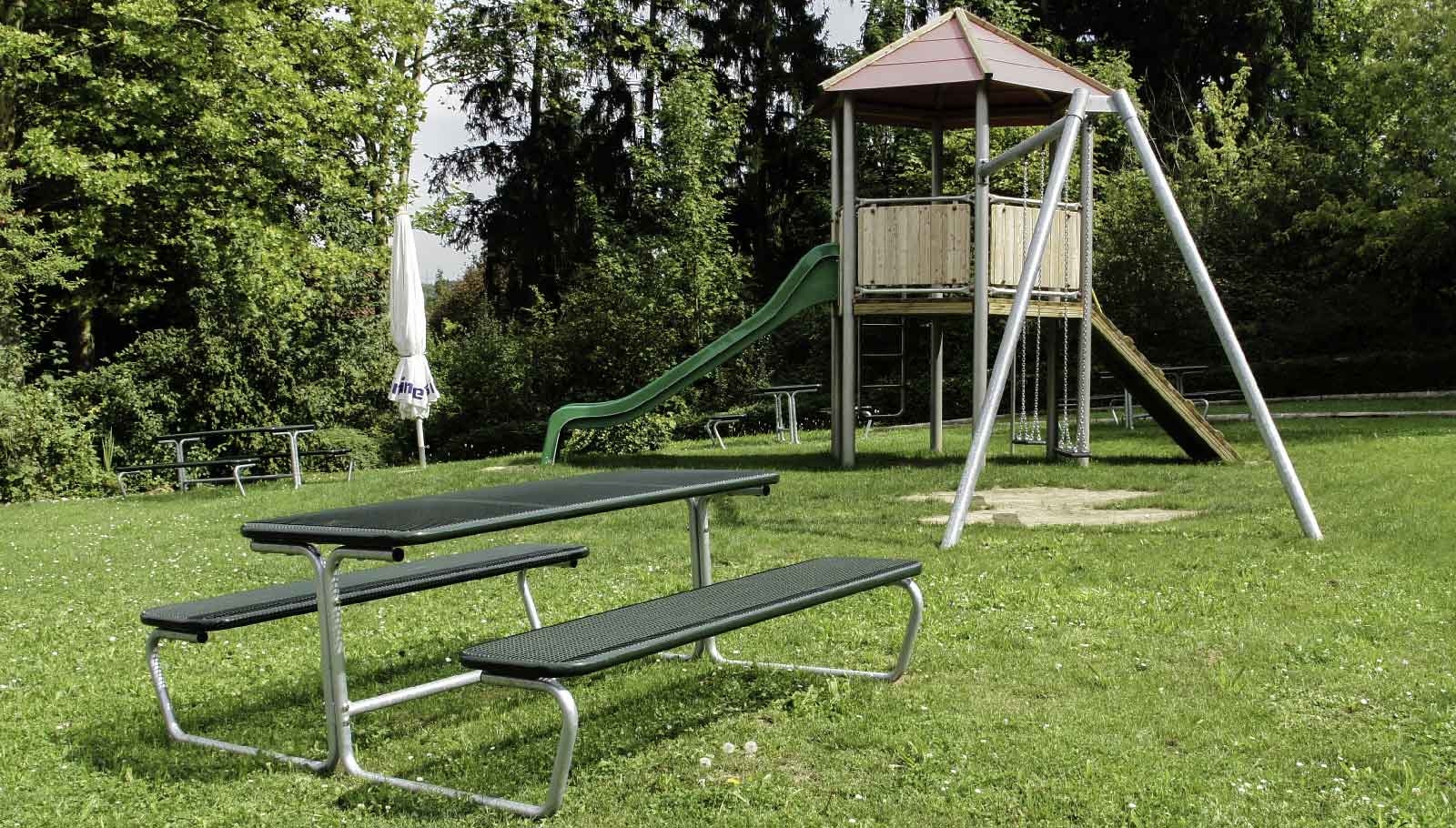 Unser Außenmobiliar für Schulen und Kindergärten