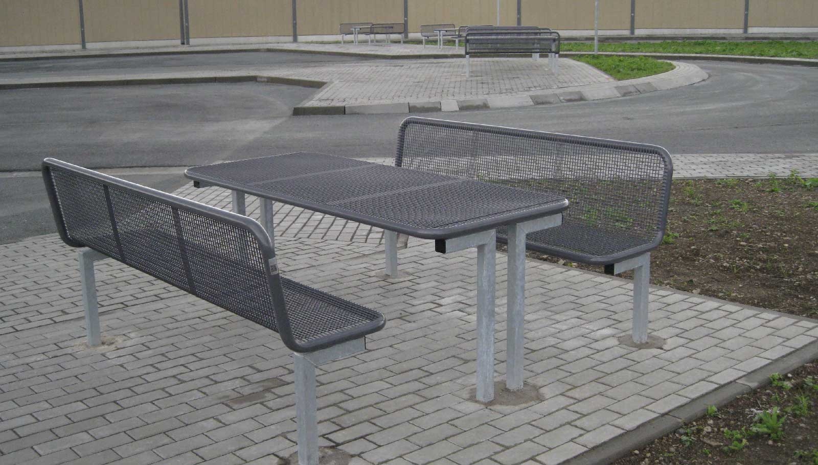 Unser Außenmobiliar für Parkplätze und Rastanlagen