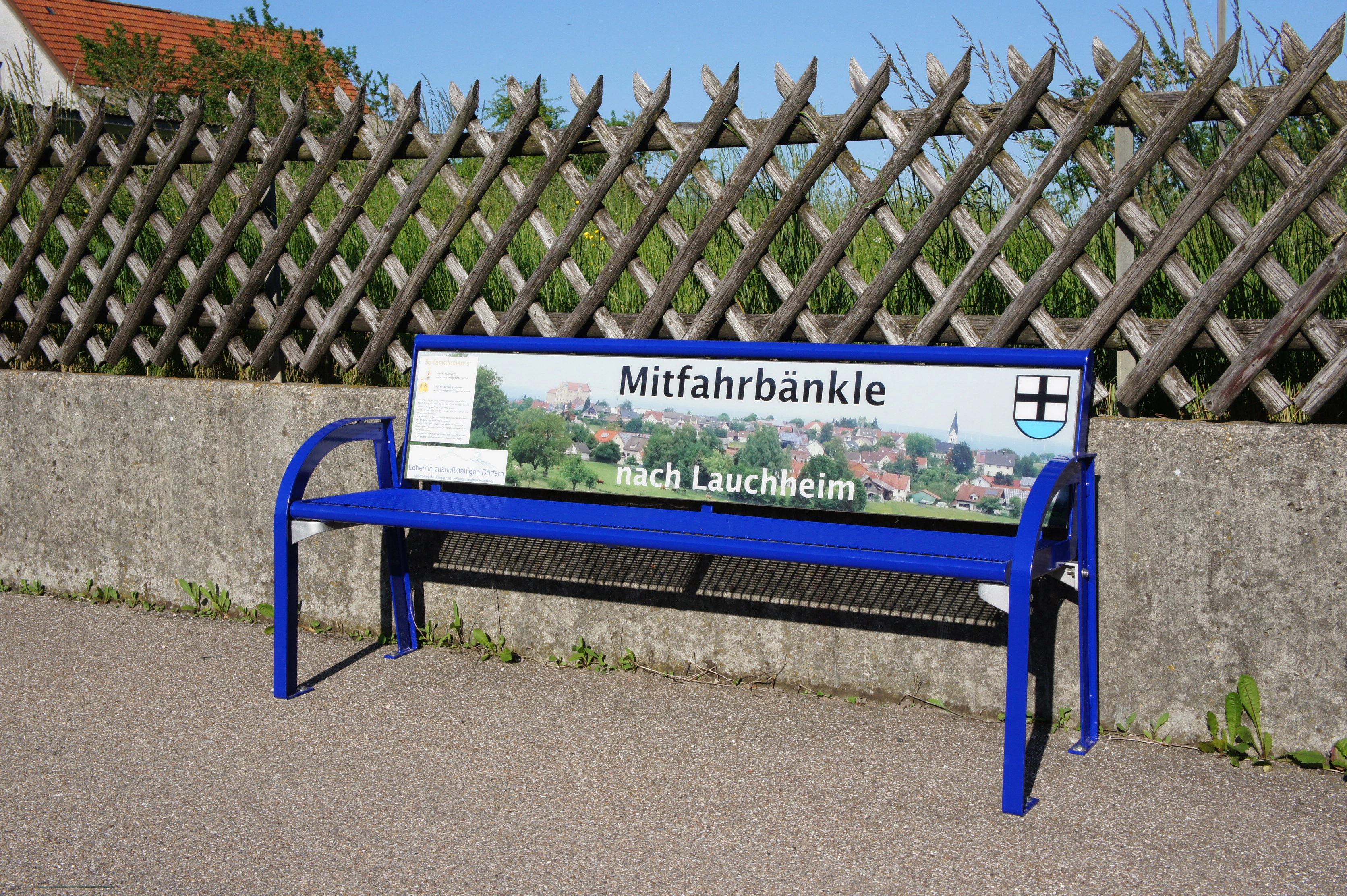 Modulare Fahrradbarriere aus Metall in Schwarz-Grau am urbanen Uferweg, mit Fahrrad-Symbol