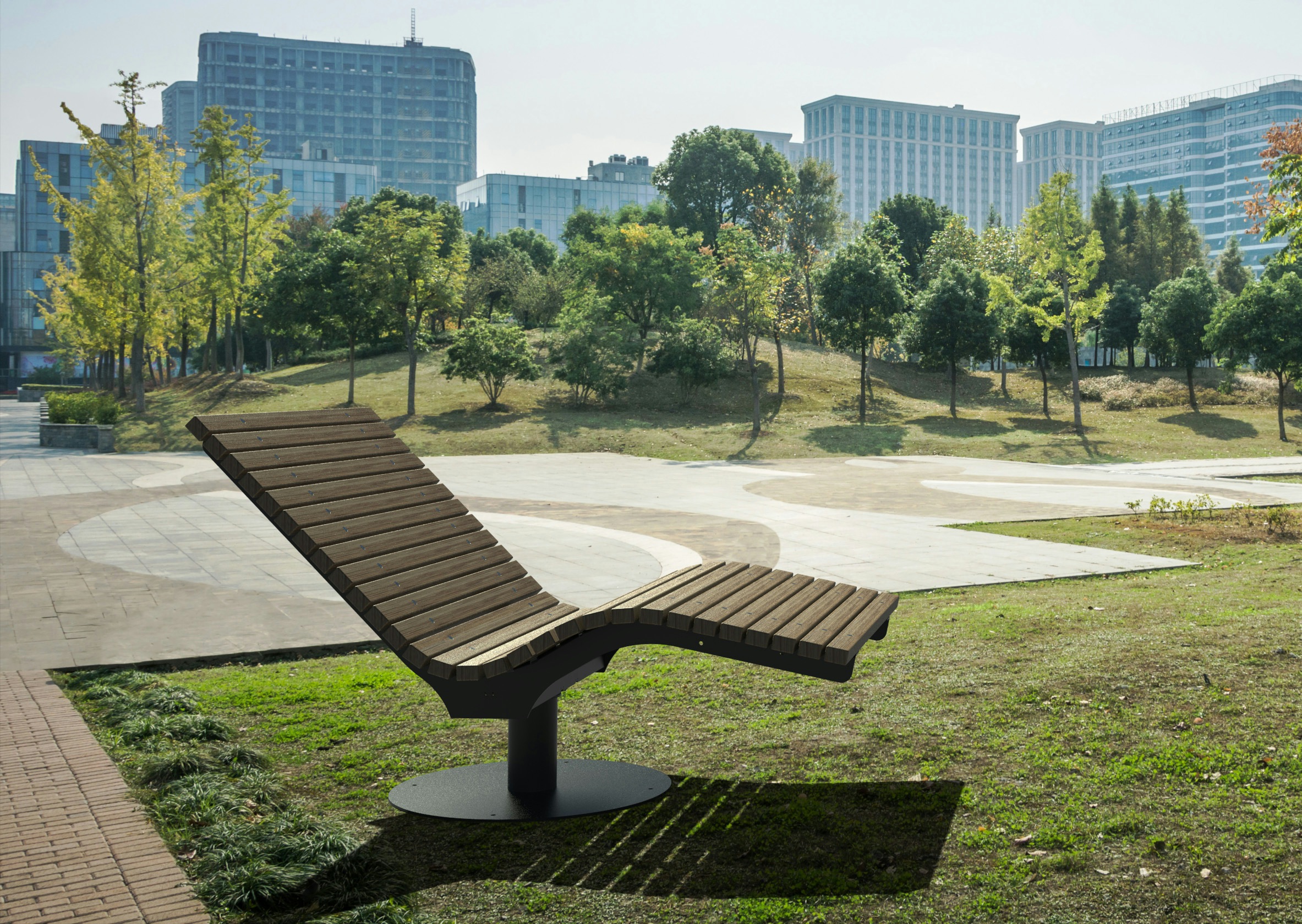 Parkbank aus braunen Holzlatten, gebogenes Design mit schwarzem Stahlgestell, Outdoor-Möbel im Stadtpark