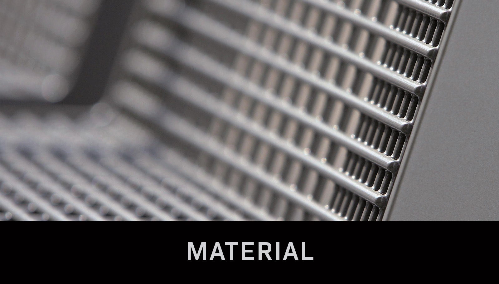 Modulares Fahrradparkhaus in Schwarz-Weiß vor moderner Stadtlandschaft; Fahrradsymbol auf der Seitenfront