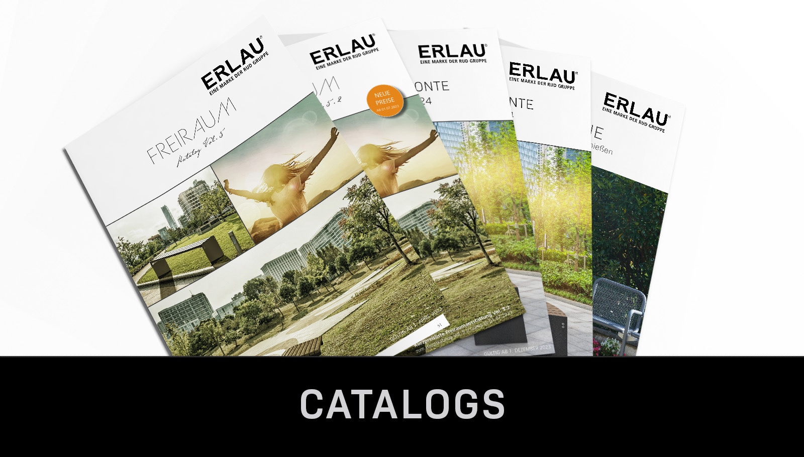 Modulares Fahrradparkhaus in Schwarz-Weiß vor moderner Stadtlandschaft; Fahrradsymbol auf der Seitenfront