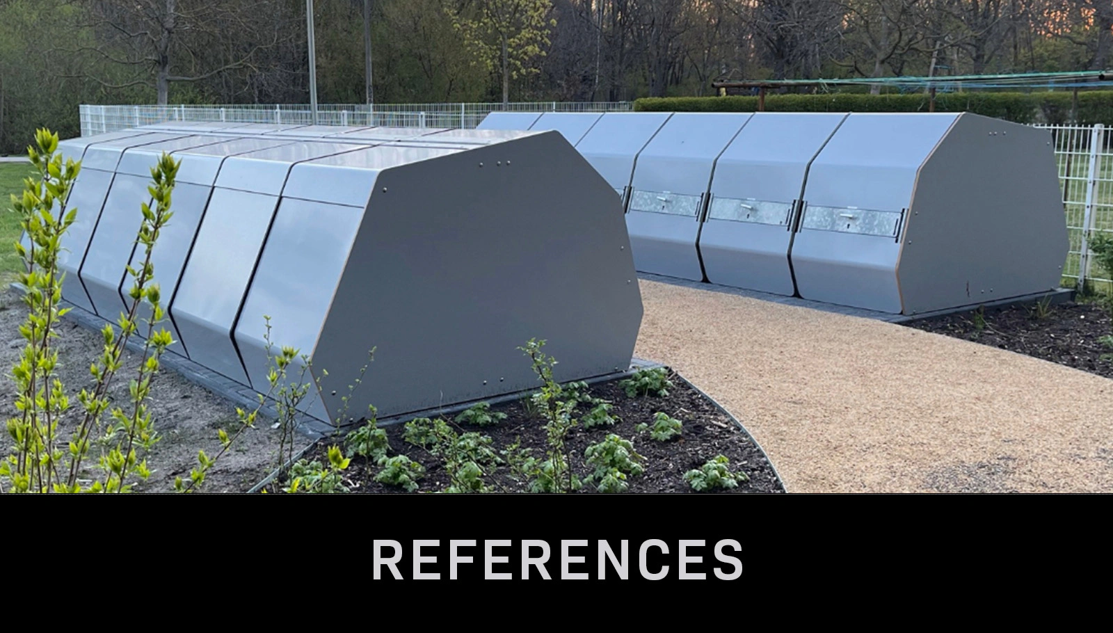 Modulares Fahrradparkhaus in Schwarz-Weiß vor moderner Stadtlandschaft; Fahrradsymbol auf der Seitenfront